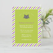 Grüne niedliche schwarze Katze scherzt Einladung (Stehend Vorderseite)