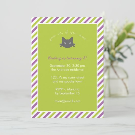 Grüne niedliche schwarze Katze scherzt Einladung (Stehend Vorderseite)