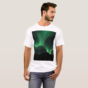 Grüne Nordlichter am Nachthimmel T-Shirt