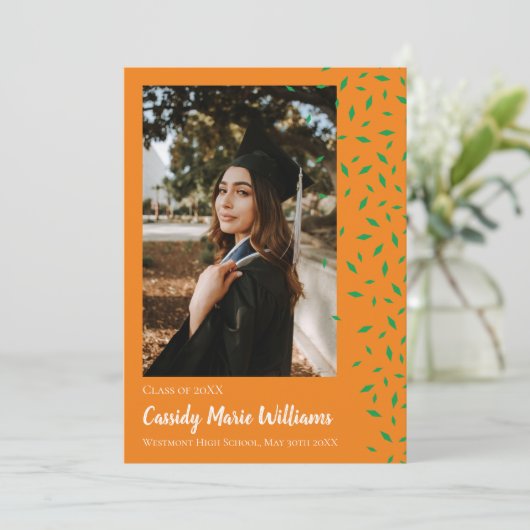 Grüne Orange Confetti Abschluss Ankündigung (Stehend Vorderseite)