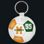 Grüne Orangenmannschaft färbt Jungs Fußball Schlüsselanhänger<br><div class="desc">Der Fußball-Schlüsselanhänger für Jungs und Mädchen ist ein traditioneller Fußball-Ball,  auf dem man den Namen,  die Monogramm- und die Jersey-Nummer des Spielers leicht anpassen kann - die typischen schwarzen Fußball-Panels sind grün und orange aufgezeichnet - von katz_d_zynes</div>