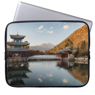GRÜNE PAGODA AUF WASSERKÖRPER IN DER NÄHE LAPTOPSCHUTZHÜLLE