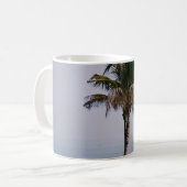 Grüne Palme direkt am Meer Kaffeetasse (Vorderseite Links)