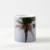 Grüne Palme direkt am Meer Kaffeetasse (Mittel)