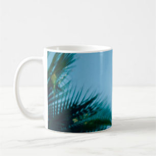 Grüne Palme unter blauem Himmel am Morgen Kaffeetasse