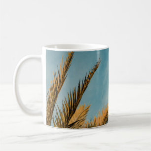 Grüne Palme unter blauem Himmel am Morgen Kaffeetasse