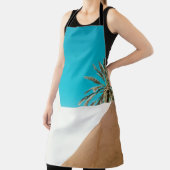 Grüne Palme unter blauem Himmel am Morgen Schürze (InSitu)