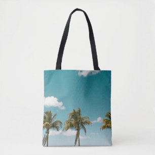 Grüne Palme unter blauem Himmel am Morgen Tasche