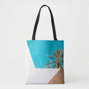 Grüne Palme unter blauem Himmel am Morgen Tasche