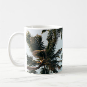 Grüne Palme unter weißem Himmel am Morgen Kaffeetasse