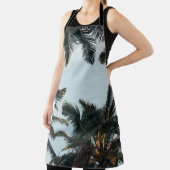 Grüne Palme unter weißem Himmel am Morgen Schürze (InSitu)