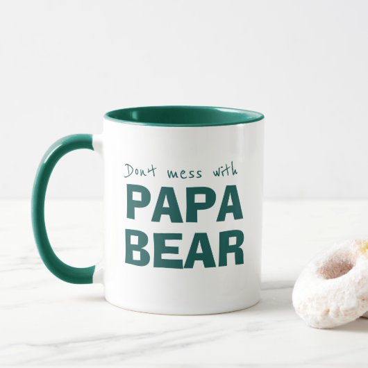 Grüne Papayabären-Vater Minimalistische Typografie Tasse (Mit Donut)