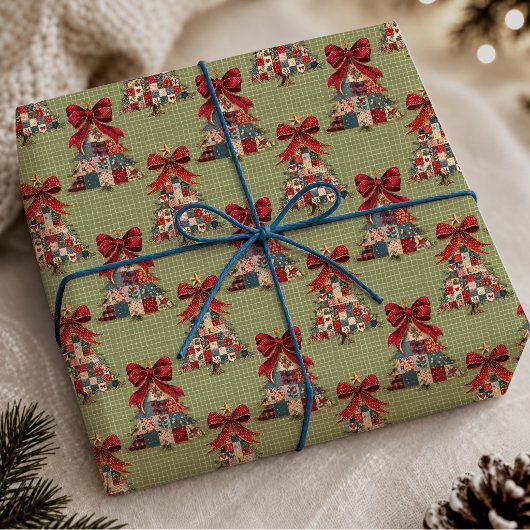 Grüne Patchwork-Weihnachtsbaum-Quadrate im Coquett Geschenkpapier