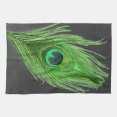 Grüne Pfau-Feder auf schwarzem Geschirrtuch (Horizontal)