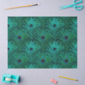 Grüne Pfauenfedern auf grünem Dekoupage Seidenpapier (Basteln)
