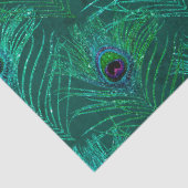 Grüne Pfauenfedern auf grünem Dekoupage Seidenpapier (Detail)