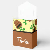 Grüne Pflanze aus Terrakotta auf gelb Geschenkschachtel (Geöffnet)