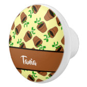 Grüne Pflanze aus Terrakotta auf gelb Keramikknauf (Rechts)