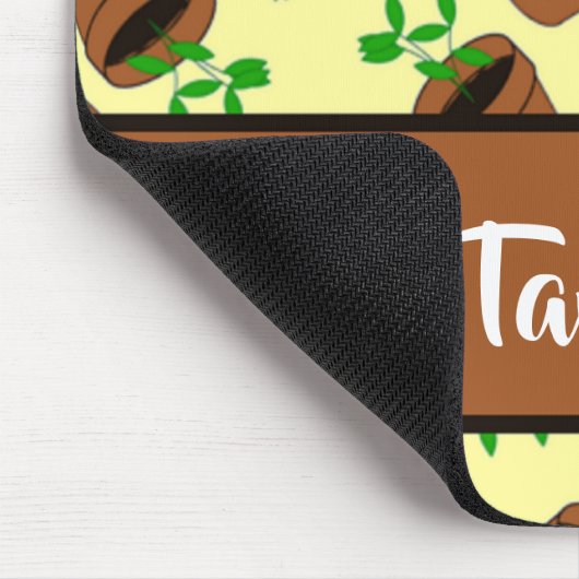 Grüne Pflanze aus Terrakotta auf gelb Mousepad (Ecke)