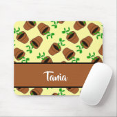 Grüne Pflanze aus Terrakotta auf gelb Mousepad (Mit Mouse)