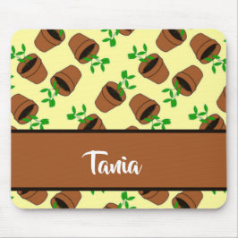 Grüne Pflanze aus Terrakotta auf gelb Mousepad