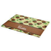 Grüne Pflanze aus Terrakotta auf gelb Schneidebrett (Ecke)