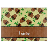 Grüne Pflanze aus Terrakotta auf gelb Schneidebrett (Vorderseite)