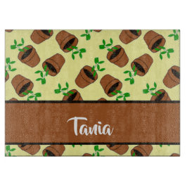 Grüne Pflanze aus Terrakotta auf gelb Schneidebrett