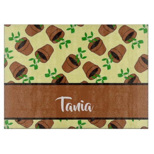 Grüne Pflanze aus Terrakotta auf gelb Schneidebrett (Vorderseite)