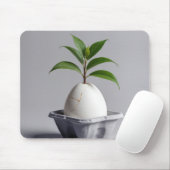 Grüne Pflanze, die aus einem weißen Ei wächst Mousepad (Mit Mouse)