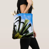Grüne Pflanze mit Bright Blue Sky Tasche (Von Nahem)