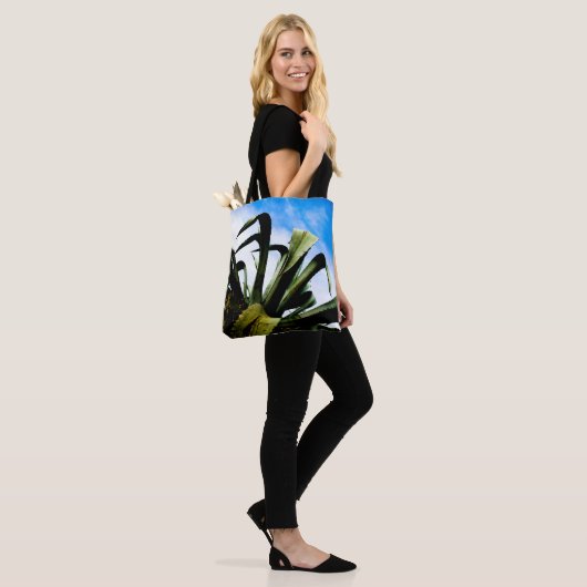 Grüne Pflanze mit Bright Blue Sky Tasche (Am Model)