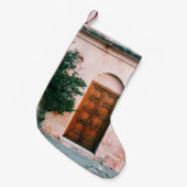 GRÜNE PFLANZE NEBEN BROWNEN HOLZTÜR KLEINER WEIHNACHTSSTRUMPF (Vorderansicht (hängend))