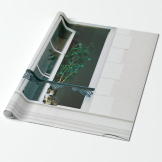 GRÜNE PFLANZE ÜBER DAS WEISSE FENSTER GESCHENKPAPIER