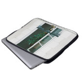 GRÜNE PFLANZE ÜBER DAS WEISSE FENSTER LAPTOPSCHUTZHÜLLE (Vorne Knopf)