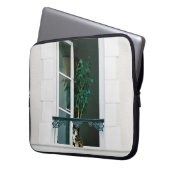 GRÜNE PFLANZE ÜBER DAS WEISSE FENSTER LAPTOPSCHUTZHÜLLE (Vorderseite Links)