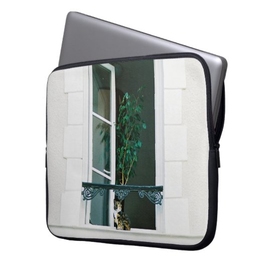 GRÜNE PFLANZE ÜBER DAS WEISSE FENSTER LAPTOPSCHUTZHÜLLE (Vorderseite Links)