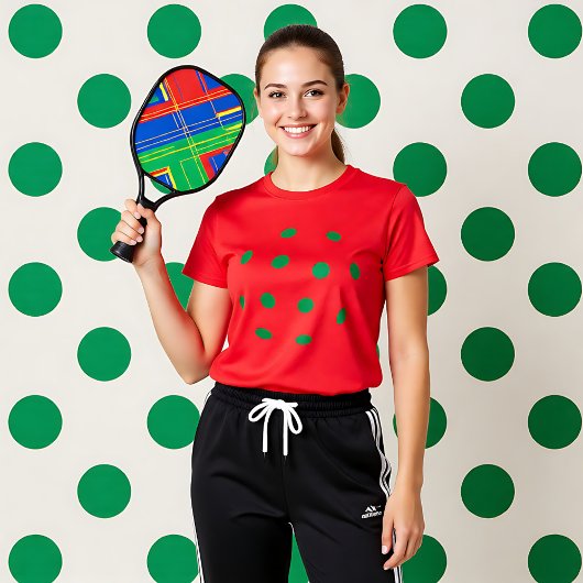 Grüne Pickleball-Löcher auf rotem T - Shirt