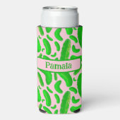 Grüne Pickles Rosa Hintergrund Selters Dosenkühler (Seltzer Rückseite)