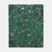 Grüne Pilze auf Baumrinde oder weißer grauer Stein Fleecedecke (Vorderseite)