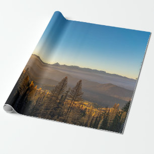 GRÜNE PINENBÄUME AUF BERG UNTER BLAUEM HIMMEL WÄHR GESCHENKPAPIER