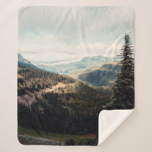 GRÜNE PINENBÄUME AUF DEM BERG UNTER WEISSEN STR SHERPADECKE