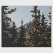 GRÜNE PINENBÄUME IN DER NÄHE DES BERGES WÄHREND DE GESCHENKPAPIER (Flach)