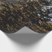 GRÜNE PINENBÄUME IN DER NÄHE DES BERGES WÄHREND DE GESCHENKPAPIER (Ecke)