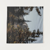 GRÜNE PINENBÄUME IN DER NÄHE DES BERGES WÄHREND DE WANDTEPPICH (Vorderseite (Horizontal))