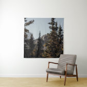 GRÜNE PINENBÄUME IN DER NÄHE DES BERGES WÄHREND DE WANDTEPPICH (Beispiel)