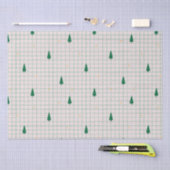 Grüne Plätze mit Weihnachtsbäumen auf Weiß Seidenpapier (Handwerk)