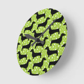 Grüne Polka-Dackeln Runde Wanduhr (Winkel)