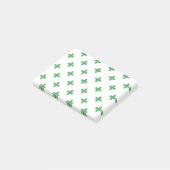 Grüne Polka kreuzt auf Weiß Post-it Klebezettel (angewinkelt)