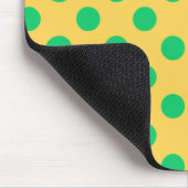 Grüne Polka-Punkte auf Gelb Mousepad (Ecke)